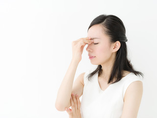 Fototapeta premium 目が疲れる・若い女性