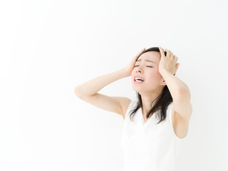 頭を抱える女性