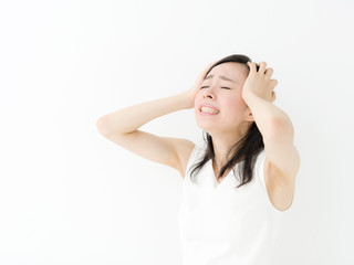 頭を抱える女性