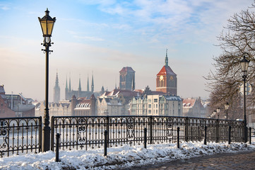 Stare Miasto w Gdańsku, widok ze Starej Motławy, zamarznięty kanał zimą - obrazy, fototapety, plakaty