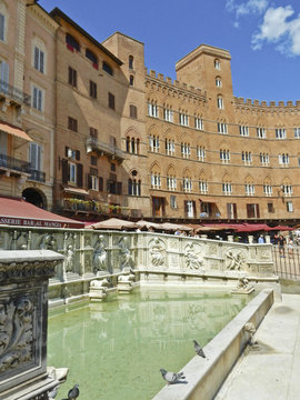 Panorámica fuente monumento Siena