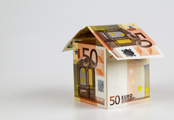 Haus aus 50 Euroscheinen gebaut