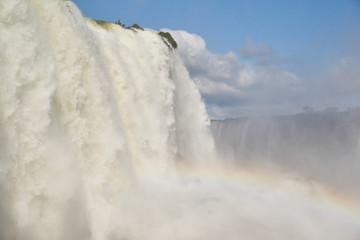 Iguaçu Wasserfälle gesehen von der brasilianischen Seite mit Regenbogen