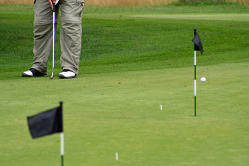 Golfer am Putting Green