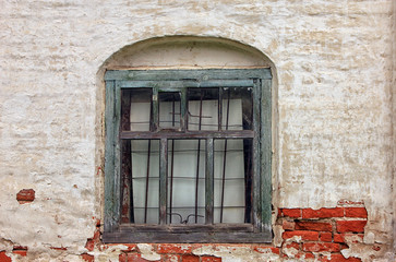 Fototapeta na wymiar old ruined wooden window with green wood frame in old building w