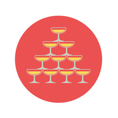 Icono plano piramide copas champan color en circulo rojo