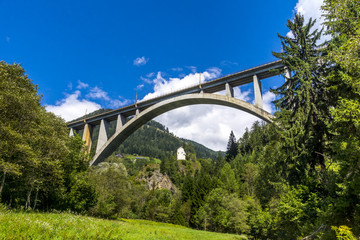 Fototapeta premium Eisenbahnbrücke der Tauernbahn bei Obervellach in Österreich