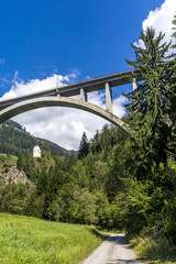 Fototapeta premium Schotterweg unterhalb der Falkensteinbrücke in Kärnten