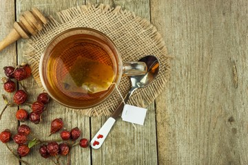 Hot tea for colds. Traditional home treatment for colds and flu. Rosehip tea, honey and citrus. Home Pharmacy. Proven treatment of diseases.
