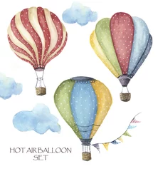 Papier Peint photo Ballons à air aquarelle Ensemble de pois de montgolfière à l& 39 aquarelle. Ballons à air vintage dessinés à la main avec des guirlandes de drapeaux, des nuages et un design rétro. Illustrations isolées sur fond blanc