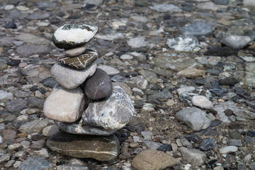 Steinhaufen am Fluss 