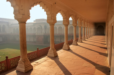 Fototapeta premium Colonnade walkway leading to Diwan-i- Khas (Hall of Private Audi