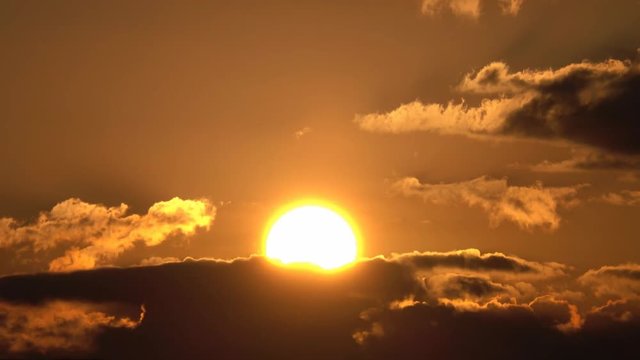 4K・雲間から夜明けの太陽_3-782