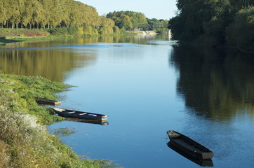 ヴィエンヌ川に浮かぶ小舟   フランス・シノン