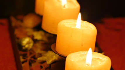 Drei brennende Kerzen von oben