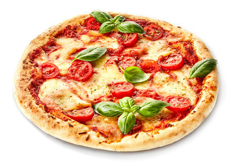 Margherita pizza gegarneerd met verse basilicum