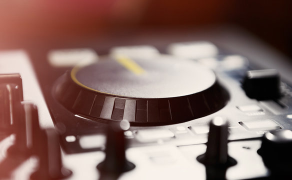 Dj midi controller turntable to play music on party