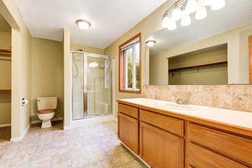 Fototapeta na wymiar Bright and large bathroom interior