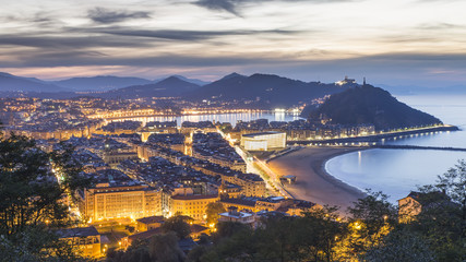 Fototapeta premium Nocny widok na hiszpańskie miasto Donostia San Sebastian, Kraj Basków, Hiszpania