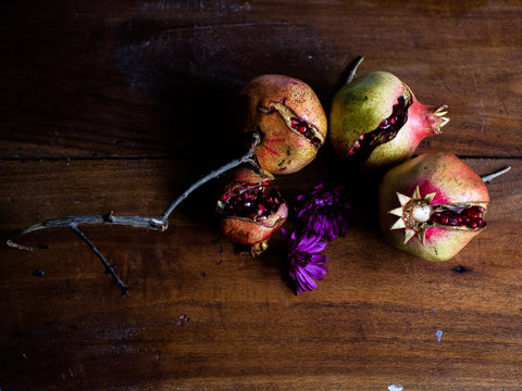 bodeg&oacute;n de granadas con crisantemos