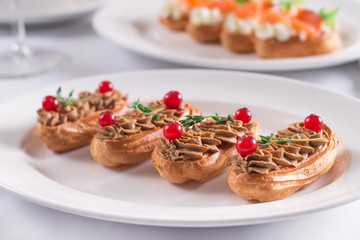 Красиво оформленный, банкетный стол с закусками, канапе, бутербродами, свежими овощами, на день рождения, корпоратив или свадебное торжество