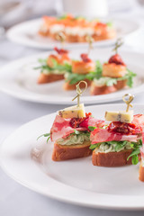 Красиво оформленный банкетный стол с закусками, канапе, бутербродами, свежими овощами, на день рождения, корпоратив или свадебное торжество. 