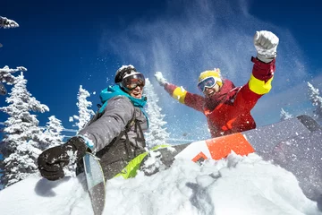 Foto auf Acrylglas Wintersport Happy couple of snowboarders having fun