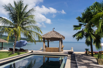 Hôtel avec piscine en bord de mer, Lombok, Indonésie, Asie