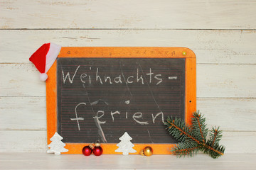 Alte Schultafel mit Schriftzug Weihnachtsferien
