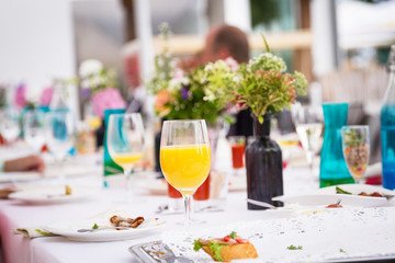 Orangensaft auf sommerlichem Tisch