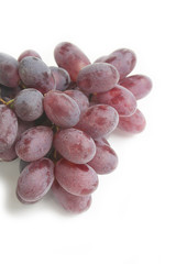 Grappolo di uva rossa isolato su sfondo bianco. Fuoco selettivo.