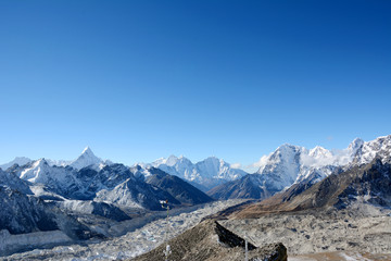 Obraz premium Hiking in Khumbu Valley in Himalayas mountains, Kala Pattar and Everest Base Camp trek, Nepal.