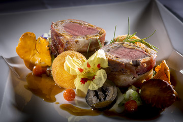 Rehrücken in Schwammerlfarce mit Polenta Maroni Knöde