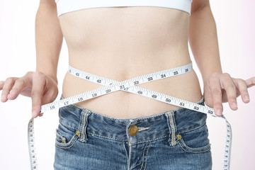 腹囲を測る女性
