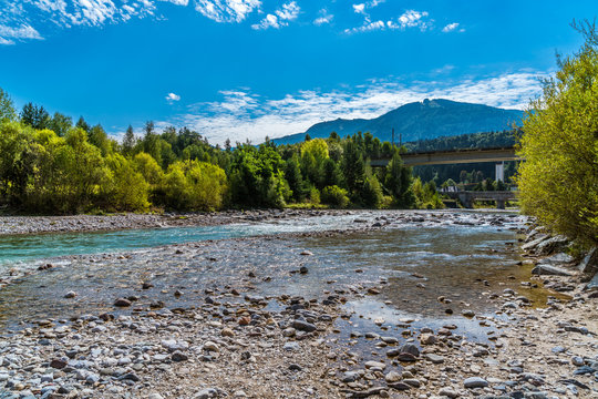 Arnoldstein an der Gailitz in K&auml;rnten &Ouml;sterreich mit Eisenbahnbr&uuml;cke und Denkmal-gesch&uuml;tzten Schrotturm