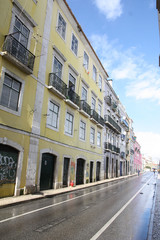 Fototapeta na wymiar Lisbonne, façades colorées de Santa Apolonia après le pluie