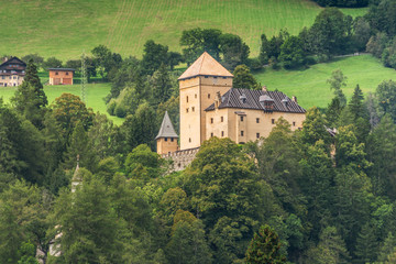 Fototapeta na wymiar Burg Groppenstein in Kärnten Österreich bei Obervellach