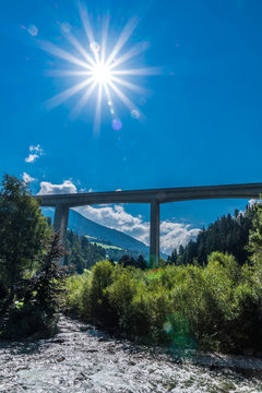 Brückenabschnitt der Tauern Autobahn bei Krems in Kärnten Österreich unter Sonnenstrahlen