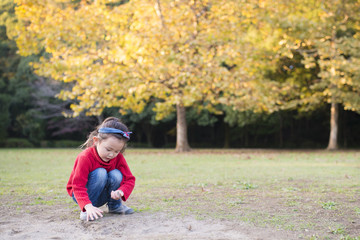 公園で遊ぶ女の子