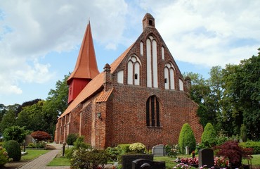 Fototapeta na wymiar St.-Nikolai-Kirche (Altefähr)