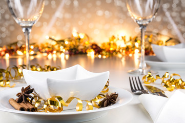 Weihnachtlich, festlich dekorierter Tisch mit Geschirr und Bokehhintergrund