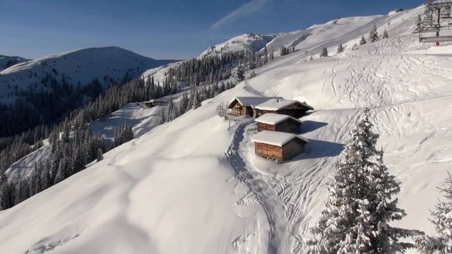 Almh&uuml;tten im Winter im Gebirge