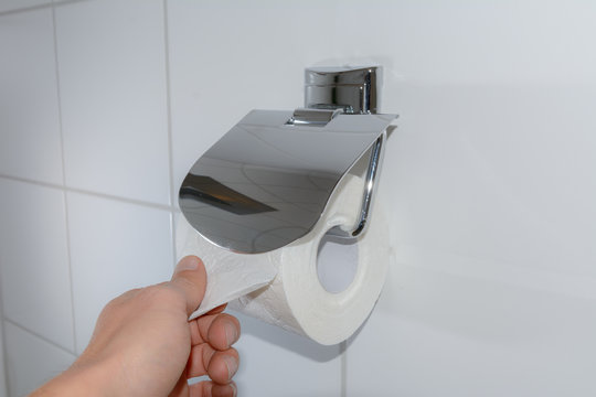 WC Papier auf Rolle in Badezimmer