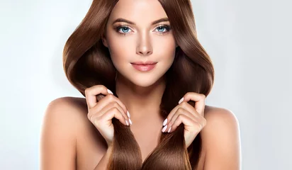 Papier Peint photo Lavable Salon de coiffure belle fille modèle aux cheveux longs et raides brun brillant. Soins et produits capillaires.