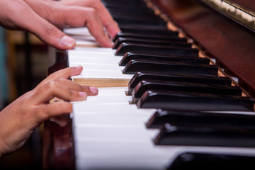 Fototapeta premium Learning piano 3