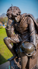 Bronze statue of Hamlet holding skull