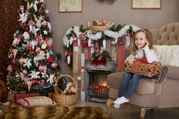Obraz na płótnie Canvas Happy girl with gift. Christmas.