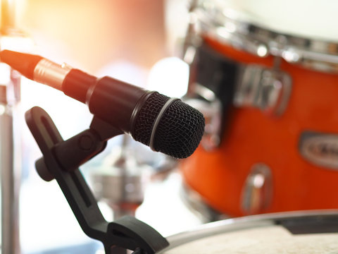 Microphone for drum set-up with vintage style and filtered process