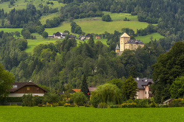 Ortschaft am Fuße der Burg Groppenstein im Mölltal