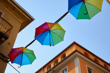 Ombrelli in cielo in un borgo cittadino